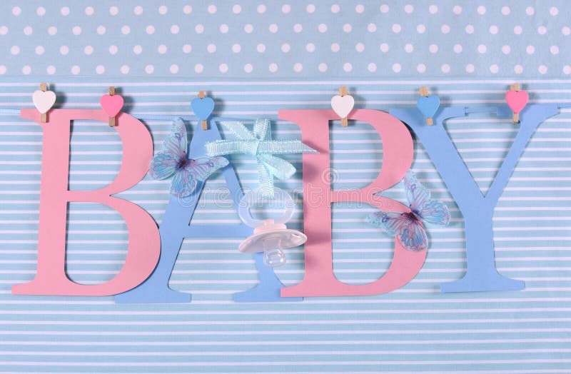 L'étamine rose et bleue de bébé de thème marque avec des lettres pendre des chevilles sur une ligne