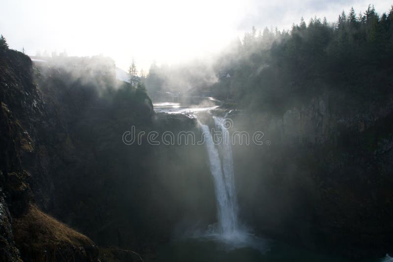 L'ÉTAT DE WASHINGTON de SEATTLE, ETATS-UNIS - 23 janvier 2017 : arbre avec la brume, vue scénique de la chute de Snoqualmie où be photographie stock