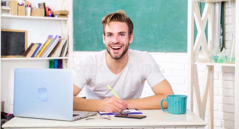 L'étudiant apprennent le langage de programmation Développement de programmation de Web Technologie num?rique Appliquez le cours photographie stock libre de droits L'étudiant apprennent le langage de programmation Développement de programmation de Web Technologie num?rique Appliquez le cours photographie stock libre de droits