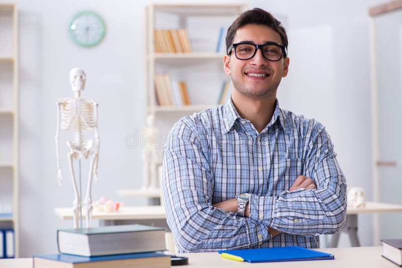 L'étudiant en médecine étudiant dans la salle de classe photos stock L'étudiant en médecine étudiant dans la salle de classe photos stock