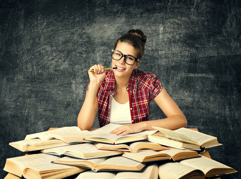 L'étudiant Studying Books, jeune femme d'université a lu beaucoup le livre OV photographie stock libre de droits L'étudiant Studying Books, jeune femme d'université a lu beaucoup le livre OV photographie stock libre de droits