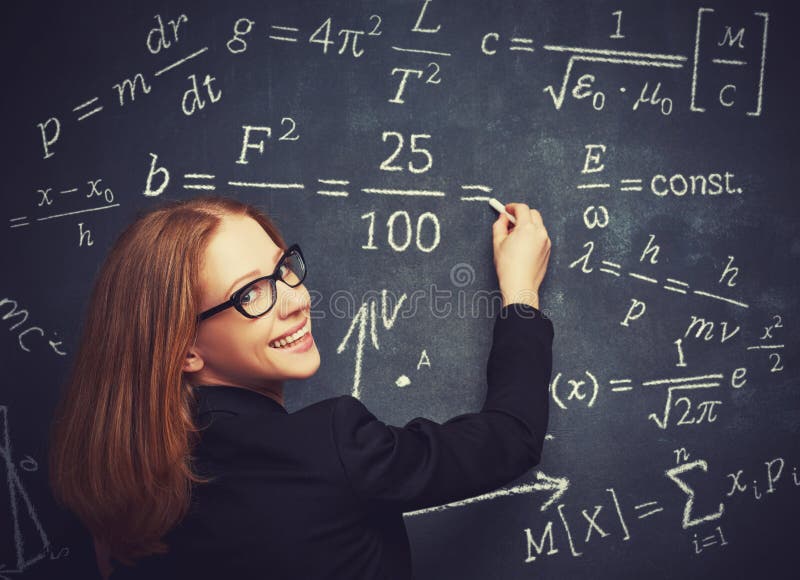 L'étudiante heureuse, le professeur écrit sur la forme de craie de tableau noir images stock L'étudiante heureuse, le professeur écrit sur la forme de craie de tableau noir images stock