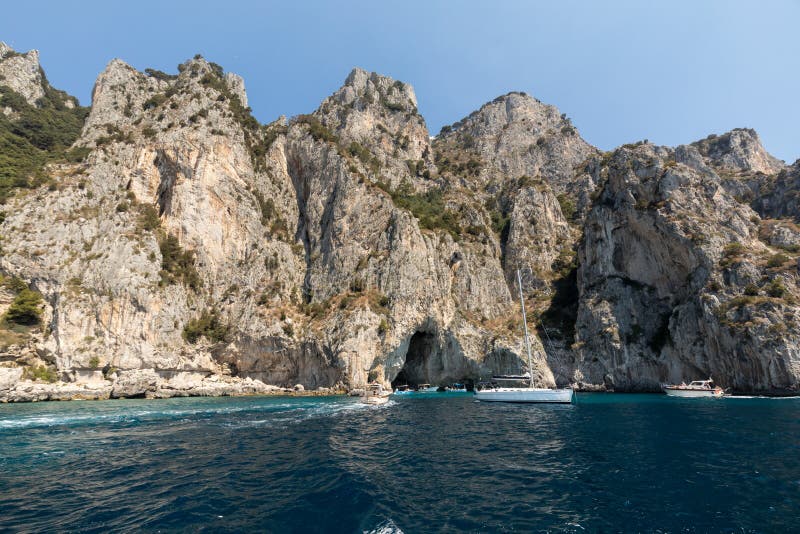 L'île de Capri est un emplacement très pittoresque, luxuriant et extraordinaire en Italie célèbre pour ses hautes roches photo stock L'île de Capri est un emplacement très pittoresque, luxuriant et extraordinaire en Italie célèbre pour ses hautes roches photo stock
