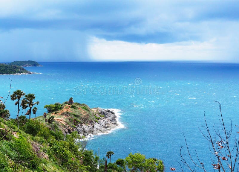 L'île en mer de la saison des pluies il y a une tempête venant à l'horizon photo stock L'île en mer de la saison des pluies il y a une tempête venant à l'horizon photo stock