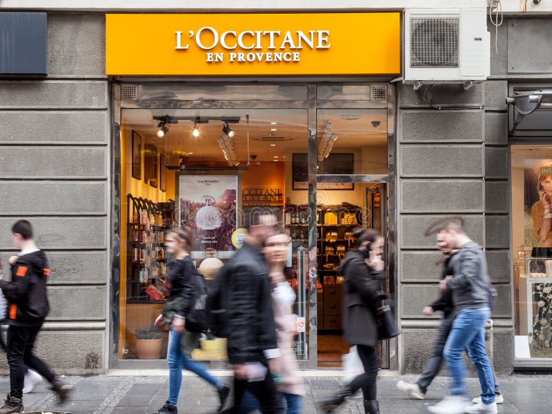 L логотип en Провансали Occitane ` на их магазине Белграда, людей проходя мимо Этот бренд самые известные южные косметики Франции стоковые фото L логотип en Провансали Occitane ` на их магазине Белграда, людей проходя мимо Этот бренд самые известные южные косметики Франции стоковые фото