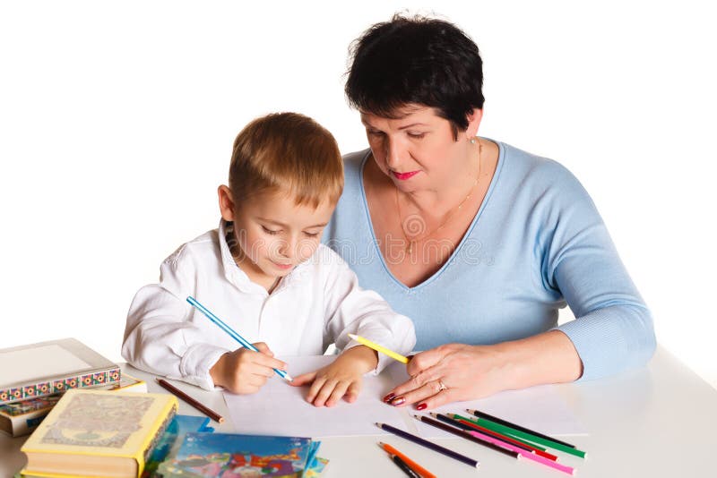 La abuela con el nieto aprende y dibuja en la tabla en un fondo blanco foto de archivo libre de regalías La abuela con el nieto aprende y dibuja en la tabla en un fondo blanco foto de archivo libre de regalías