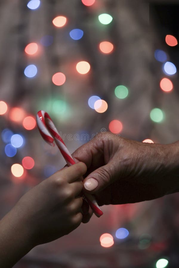 La abuela da el caramelo a un niño imagen de archivo libre de regalías La abuela da el caramelo a un niño imagen de archivo libre de regalías