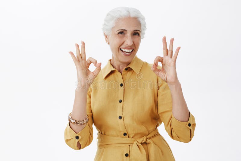 La abuelita tiene salud excelente Retrato de la mujer mayor activa y emotiva alegre con el pelo blanco que sonríe alegre y imagen de archivo libre de regalías La abuelita tiene salud excelente Retrato de la mujer mayor activa y emotiva alegre con el pelo blanco que sonríe alegre y imagen de archivo libre de regalías