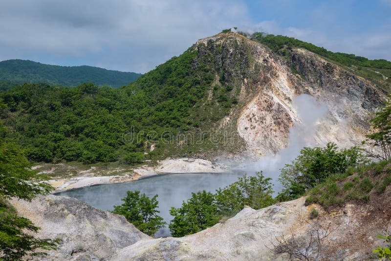 La agua caliente de la charca de Oyunuma en el paisaje volcánico del valle Jigokudani del infierno imagen de archivo libre de regalías La agua caliente de la charca de Oyunuma en el paisaje volcánico del valle Jigokudani del infierno imagen de archivo libre de regalías