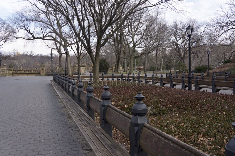 La alameda en el Central Park del ` s de New York City que parece del norte hacia Bethesda Terrace fotografía de archivo libre de regalías La alameda en el Central Park del ` s de New York City que parece del norte hacia Bethesda Terrace fotografía de archivo libre de regalías