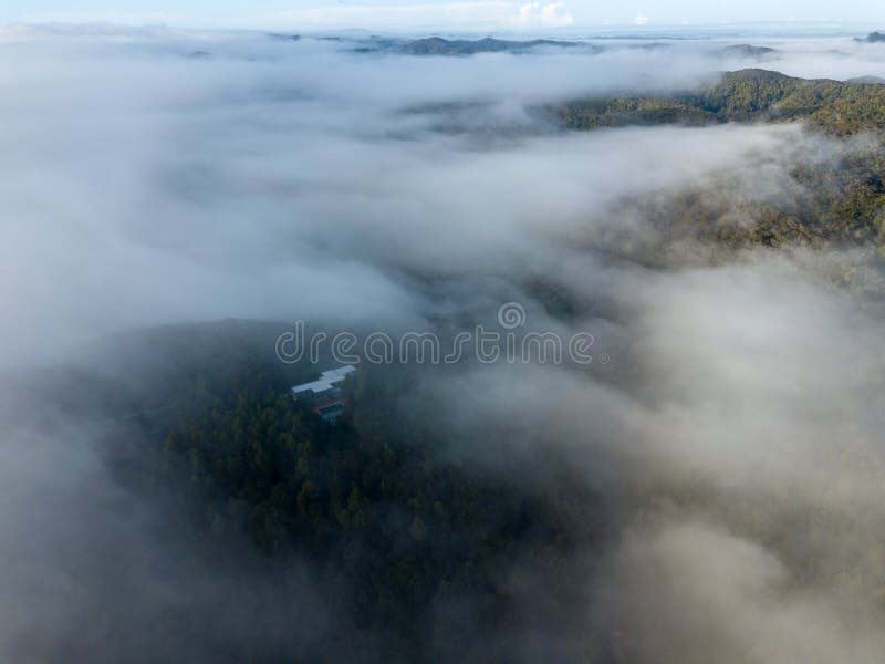 La antena, niebla de la mañana cubre las montañas fotos de archivo La antena, niebla de la mañana cubre las montañas fotos de archivo