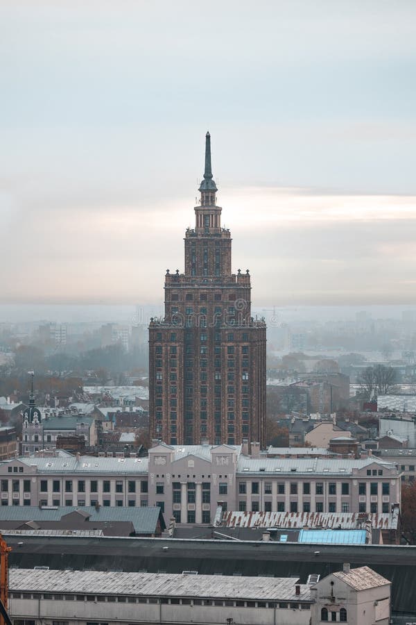 La arquitectura estalinista de la era soviética de Riga en el paisaje nebuloso fotografía de archivo