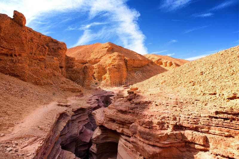 La atracción geológica en las montañas de Eilat, Isr del barranco rojo imagen de archivo libre de regalías La atracción geológica en las montañas de Eilat, Isr del barranco rojo imagen de archivo libre de regalías