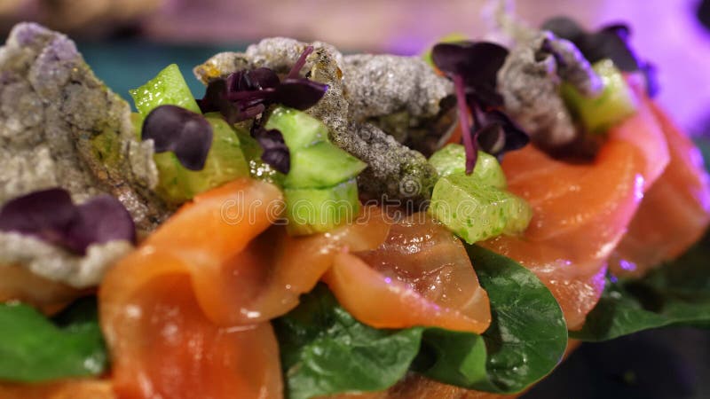 La baguette con salmone è stesa in un piatto con un bel decoro. rallentamento. piatto ristorante. panorama di chiusura