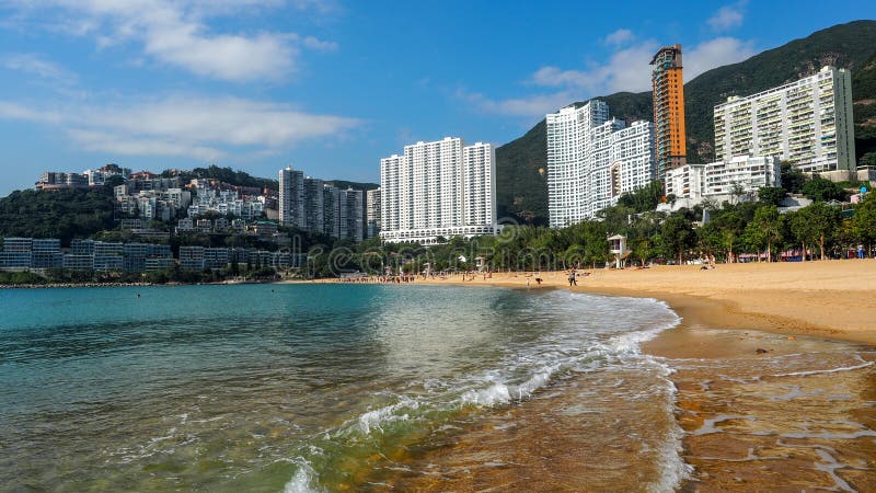 LA BAHÍA DE LA REPULSIÓN, HONG KONG - 10 DE DICIEMBRE: El día soleado en la bahía de la repulsión, la playa pública famosa en Hon fotos de archivo libres de regalías LA BAHÍA DE LA REPULSIÓN, HONG KONG - 10 DE DICIEMBRE: El día soleado en la bahía de la repulsión, la playa pública famosa en Hon fotos de archivo libres de regalías