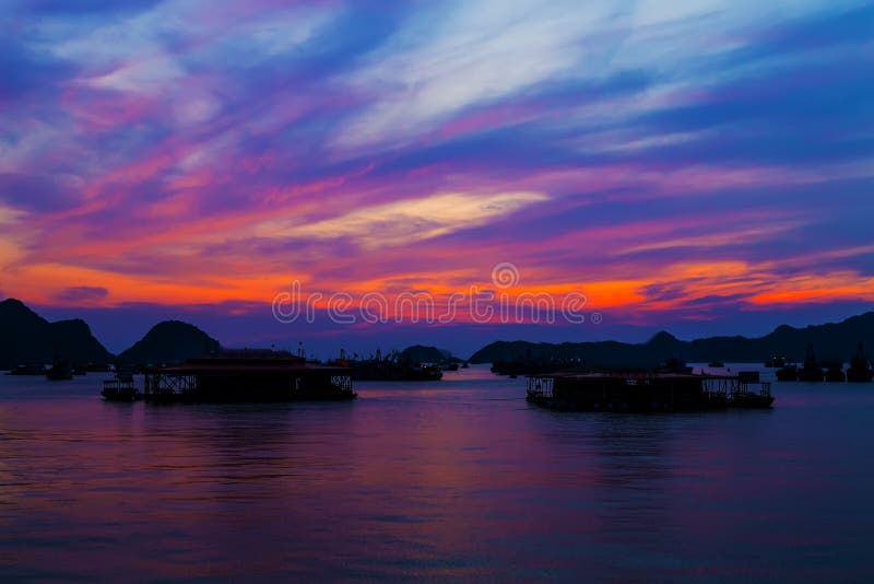 La baia di lunghezza dell'ha, specchi delle siluette di Cat Ba Island abbaia alle montagne del tramonto immagini stock libere da diritti La baia di lunghezza dell'ha, specchi delle siluette di Cat Ba Island abbaia alle montagne del tramonto immagini stock libere da diritti
