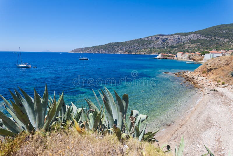 La baia sull'isola di forza vicino a Komiza immagini stock libere da diritti La baia sull'isola di forza vicino a Komiza immagini stock libere da diritti
