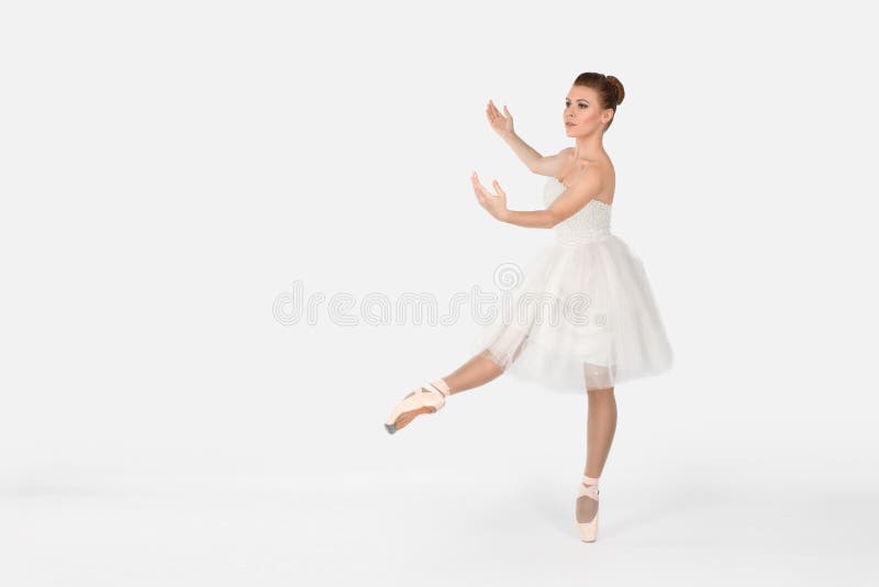 La bailarina en pointes y un vestido baila en un backgroun blanco imagenes de archivo La bailarina en pointes y un vestido baila en un backgroun blanco imagenes de archivo