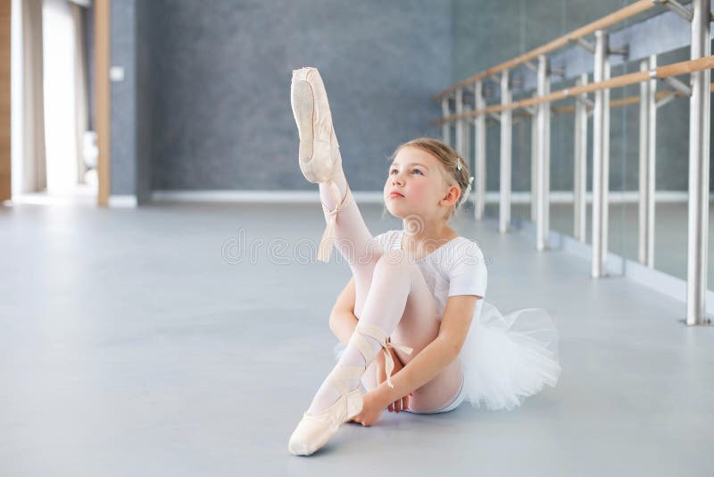 La Bailarina Pequeña Está Probando Zapatos Puntillos En Clase De Ballet Niña Linda En El Suelo Bajo El Techo archivo - Imagen de alineada, 166757647