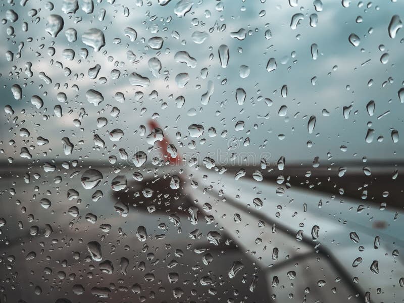 La baisse de pluie à la fenêtre d'avion décollent avant quand saison de mousson photographie stock libre de droits La baisse de pluie à la fenêtre d'avion décollent avant quand saison de mousson photographie stock libre de droits
