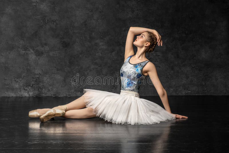 La ballerina dimostra le abilità di ballo Bello balletto classico