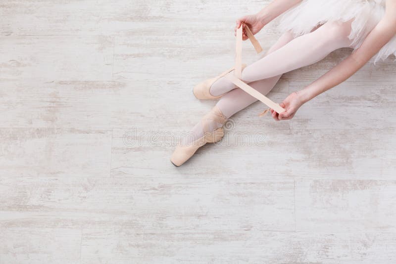 La ballerine met dessus des chaussures de ballet de pointe, jambes gracieuses photos libres de droits La ballerine met dessus des chaussures de ballet de pointe, jambes gracieuses photos libres de droits