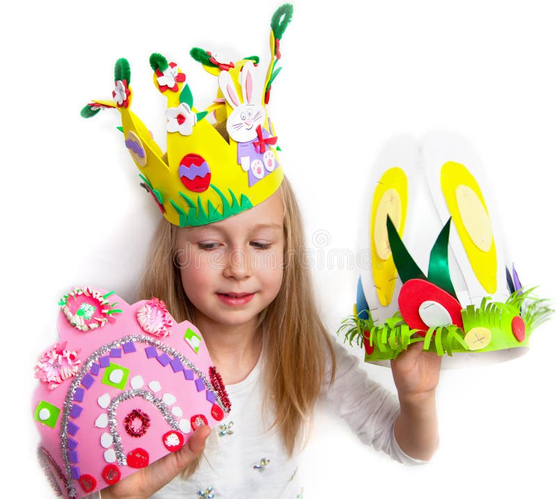 La bambina che dimostra il suo mestiere lavora, cofani di Pasqua fotografia stock La bambina che dimostra il suo mestiere lavora, cofani di Pasqua fotografia stock