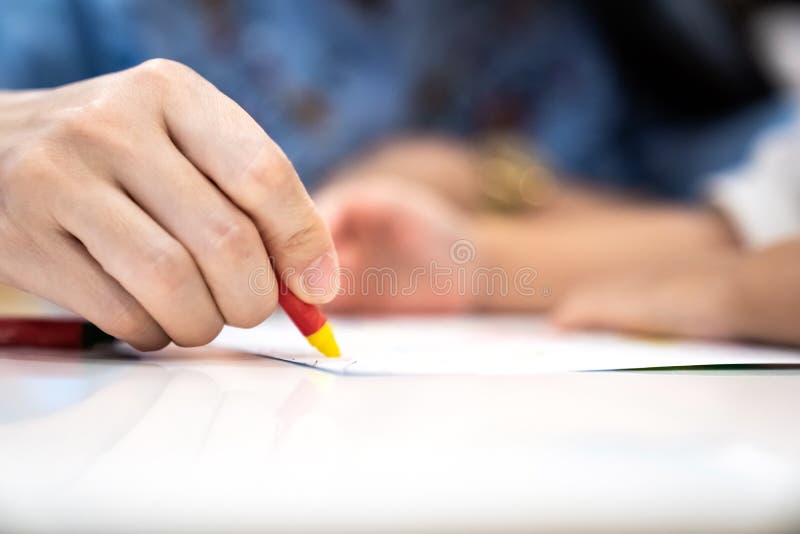 La bambina gioca ed impara al pastello di coloritura sulla carta nel ristorante del gelato , Bangkok, Tailandia fotografia stock libera da diritti La bambina gioca ed impara al pastello di coloritura sulla carta nel ristorante del gelato , Bangkok, Tailandia fotografia stock libera da diritti
