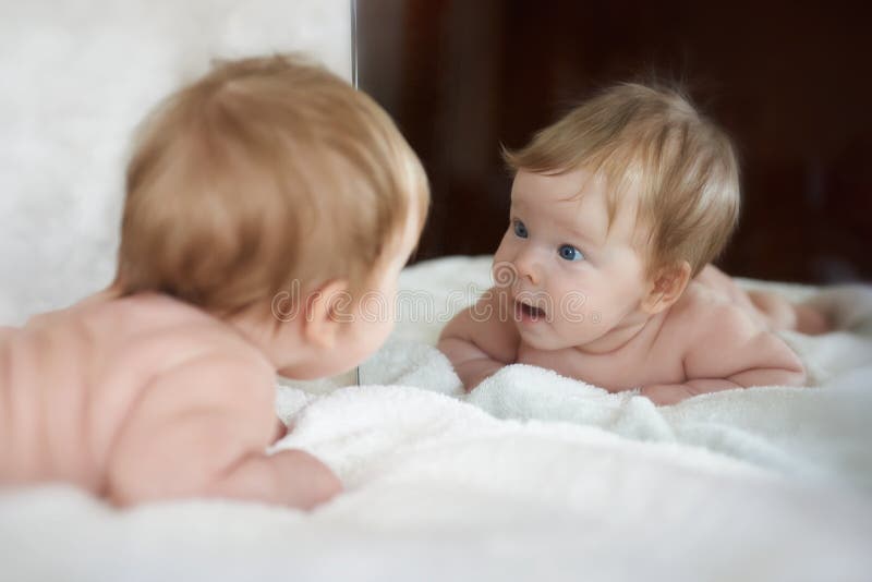 La bambina ha incontrato un nuovo amico nella riflessione di specchio fotografia stock La bambina ha incontrato un nuovo amico nella riflessione di specchio fotografia stock