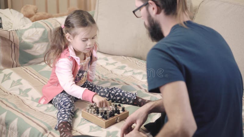 La bambina impara giocare gli scacchi