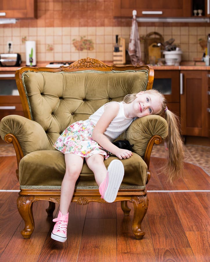 La bambina mostra le scarpe da tennis immagini stock libere da diritti La bambina mostra le scarpe da tennis immagini stock libere da diritti