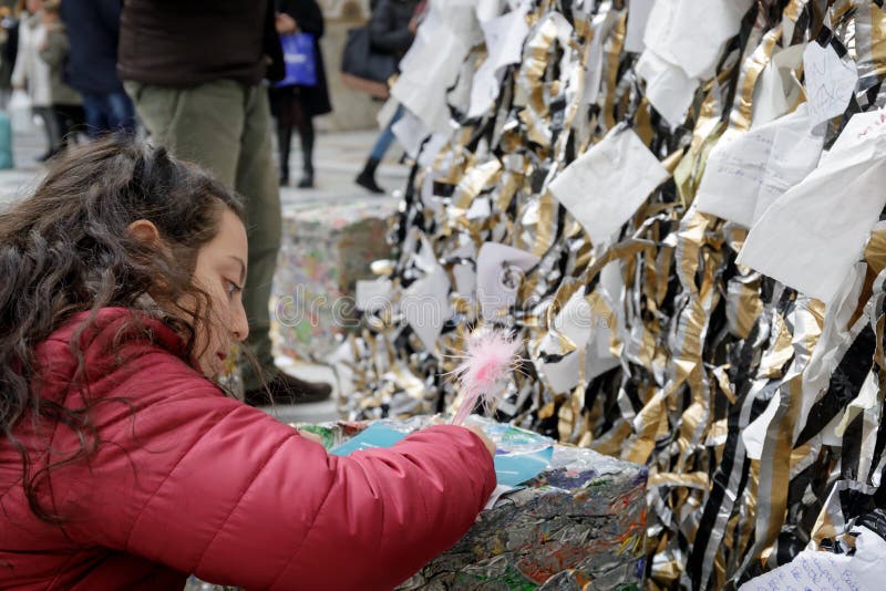 La bambina scrive il suo messaggio per Santa Claus fotografia stock libera da diritti La bambina scrive il suo messaggio per Santa Claus fotografia stock libera da diritti