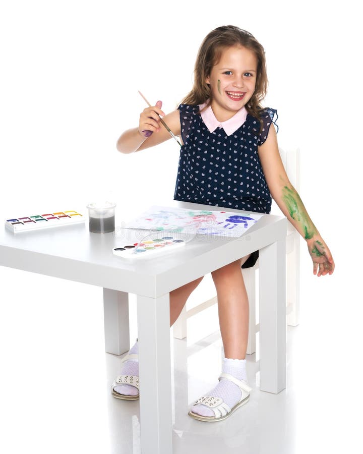 La bambina sporcata con le pitture fotografia stock libera da diritti