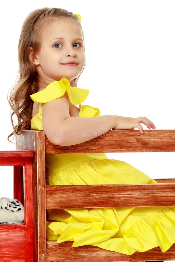 La bambina sta giocando con un'automobile di legno immagini stock libere da diritti