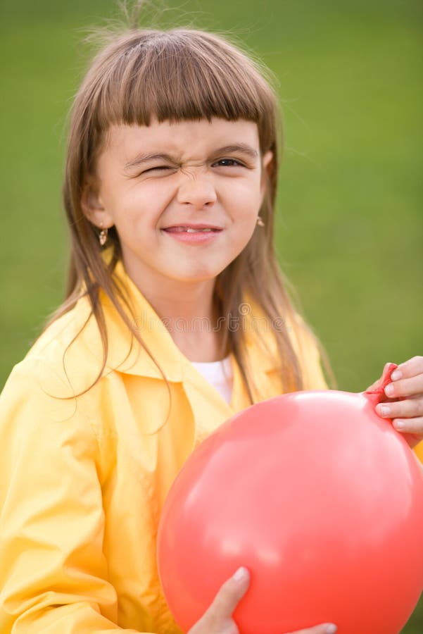 Девушка надувает шар. Дети надувают шарики. Девочка надувает. Девочка надувает воздушный шар. Девочка надувает шарик.