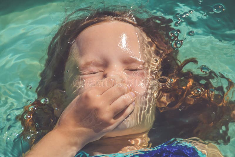 La bambina sta spaccando in piscina per strada immagine stock
