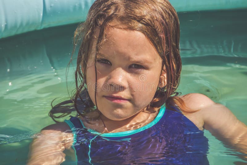 La bambina sta spaccando in piscina per strada fotografie stock libere da diritti