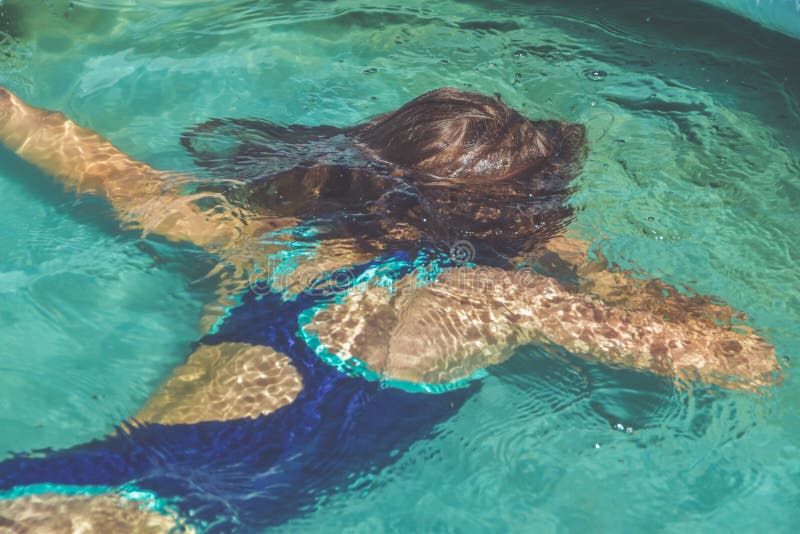 La bambina sta spaccando in piscina per strada immagini stock libere da diritti