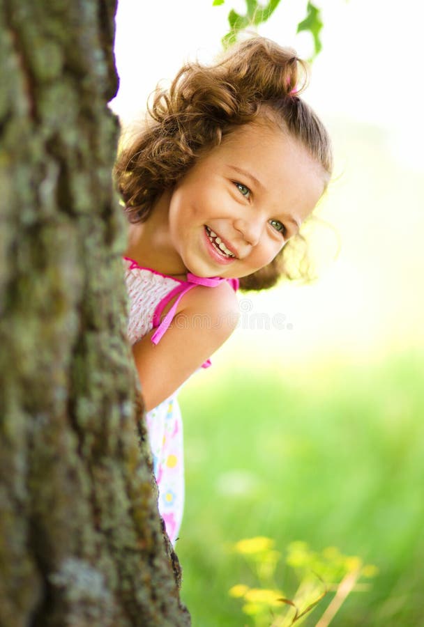 La bambina sveglia sta giocando il pellame - e - ricerca immagine stock La bambina sveglia sta giocando il pellame - e - ricerca immagine stock