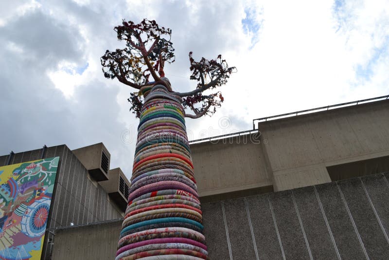 La Banca del sud Londra della scultura dell'albero del baobab immagine stock libera da diritti La Banca del sud Londra della scultura dell'albero del baobab immagine stock libera da diritti