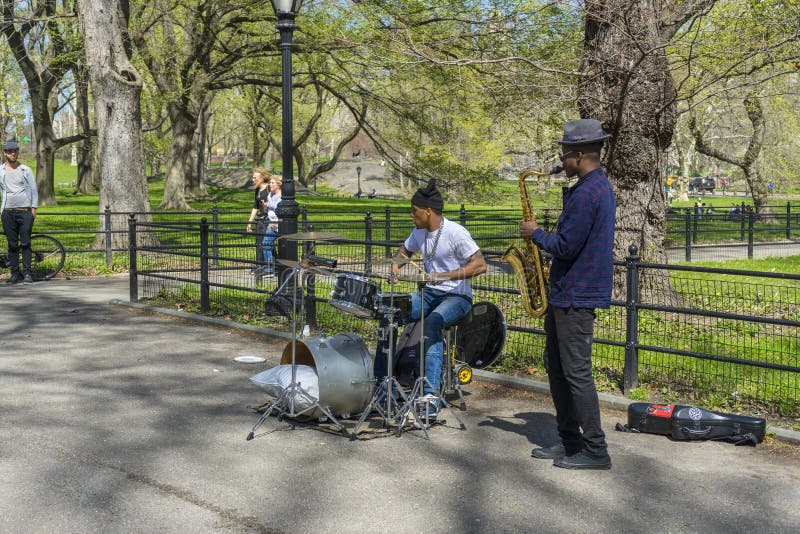 La banda de jazz del d?o que se realiza en la alameda y el paseo literario en Central Park en Nueva York, los E.E.U.U. foto de archivo libre de regalías La banda de jazz del d?o que se realiza en la alameda y el paseo literario en Central Park en Nueva York, los E.E.U.U. foto de archivo libre de regalías