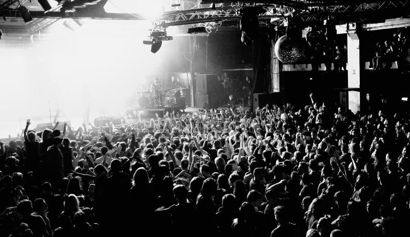La banda de los fuegos amigos se realiza en el Razzmatazz fotografía de archivo La banda de los fuegos amigos se realiza en el Razzmatazz fotografía de archivo