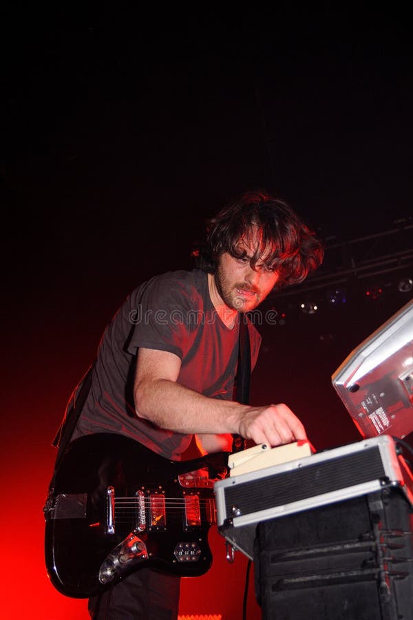 La banda de medianoche de los monstruos destructores se realiza en los clubs del Razzmatazz imagenes de archivo La banda de medianoche de los monstruos destructores se realiza en los clubs del Razzmatazz imagenes de archivo