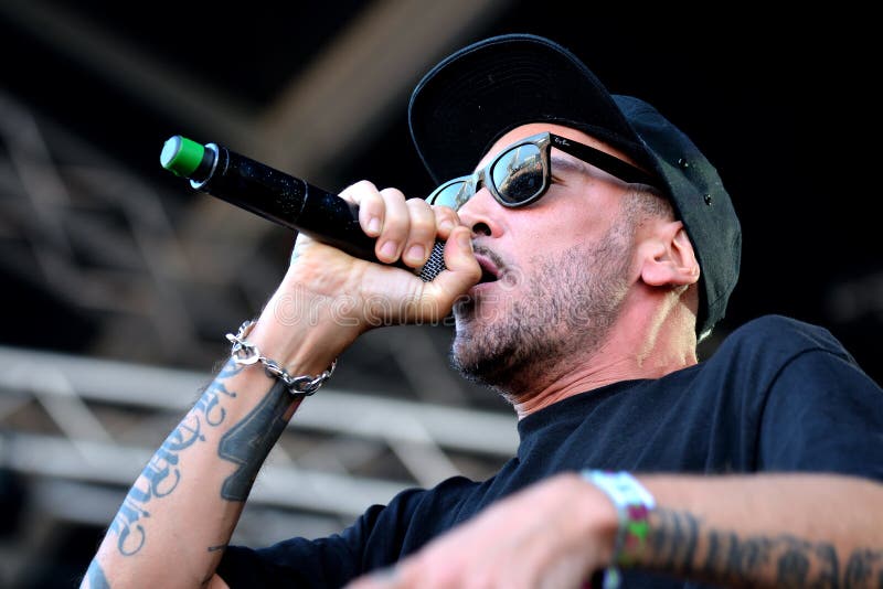 7 la banda española del música rap de Notas 7 Colores se realiza en concierto en el festival 2017 del sonido de Primavera fotos de archivo libres de regalías 7 la banda española del música rap de Notas 7 Colores se realiza en concierto en el festival 2017 del sonido de Primavera fotos de archivo libres de regalías