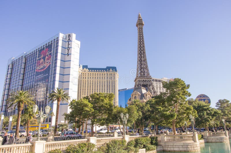 La bande de Las Vegas : le Ballys et le Paris image stock La bande de Las Vegas : le Ballys et le Paris image stock