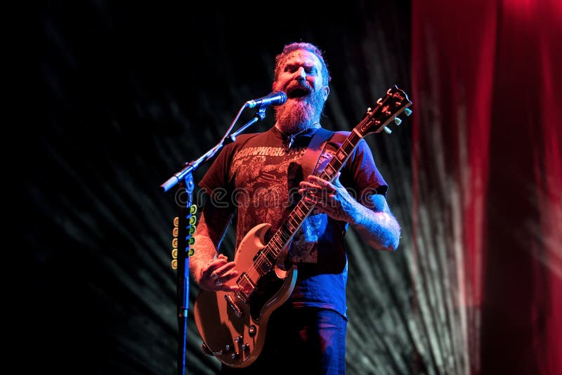 La bande de métaux lourds de mastodonte exécutent de concert au festival de musique de métaux lourds de téléchargement photos stock La bande de métaux lourds de mastodonte exécutent de concert au festival de musique de métaux lourds de téléchargement photos stock