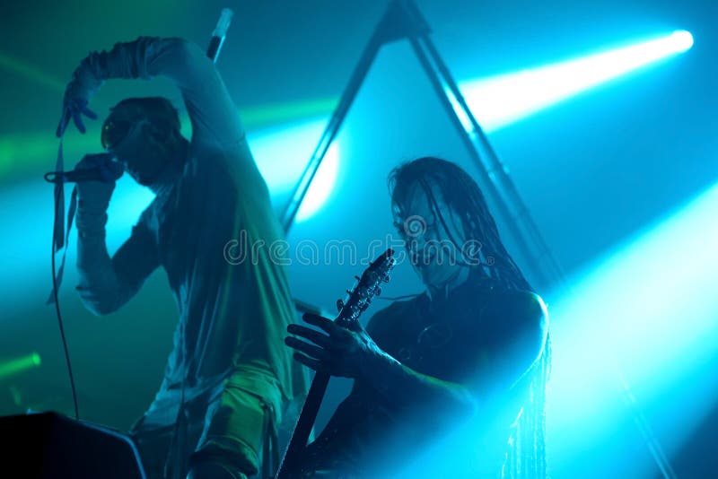 La bande industrielle de musique de chiot maigre exécutent de concert au festival 2017 de bruit de Primavera image stock La bande industrielle de musique de chiot maigre exécutent de concert au festival 2017 de bruit de Primavera image stock
