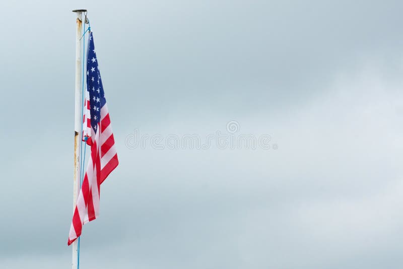 La bandera americana en una asta de bandera