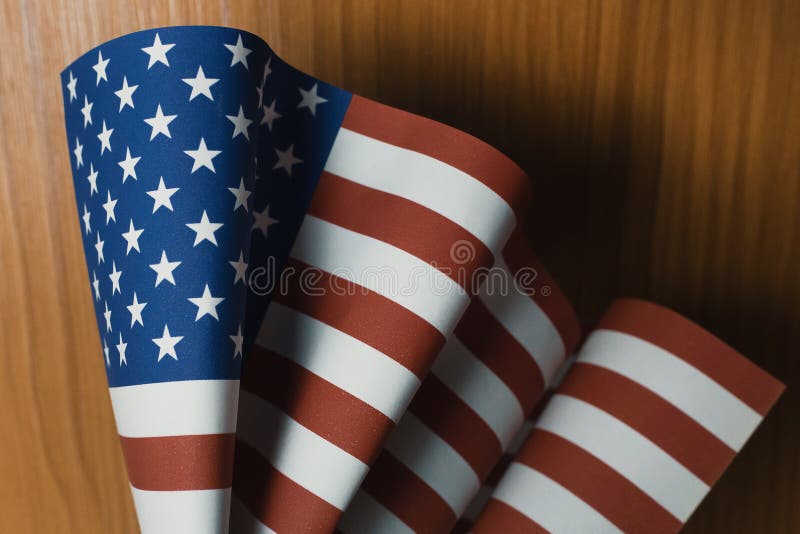 La bandera de los Estados Unidos de América del concepto del día de veteranos en la madera fotografía de archivo libre de regalías La bandera de los Estados Unidos de América del concepto del día de veteranos en la madera fotografía de archivo libre de regalías