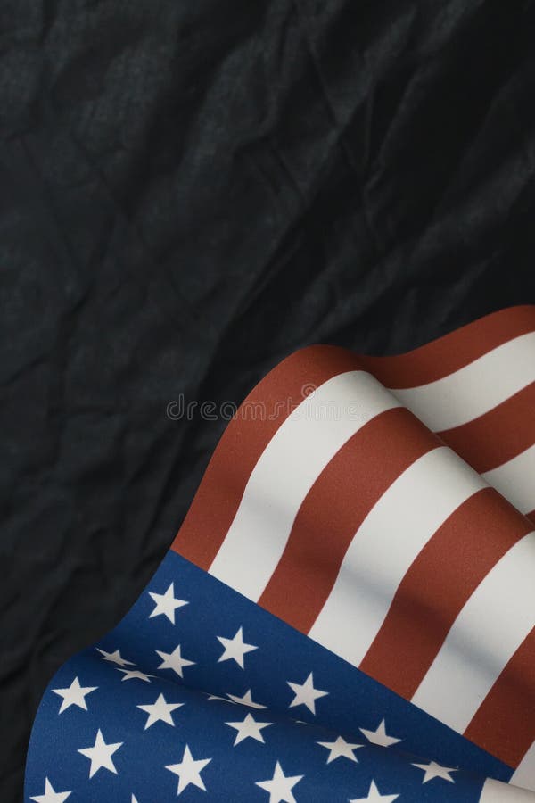 La bandera de los Estados Unidos de América del concepto del día de veteranos en negro foto de archivo libre de regalías La bandera de los Estados Unidos de América del concepto del día de veteranos en negro foto de archivo libre de regalías